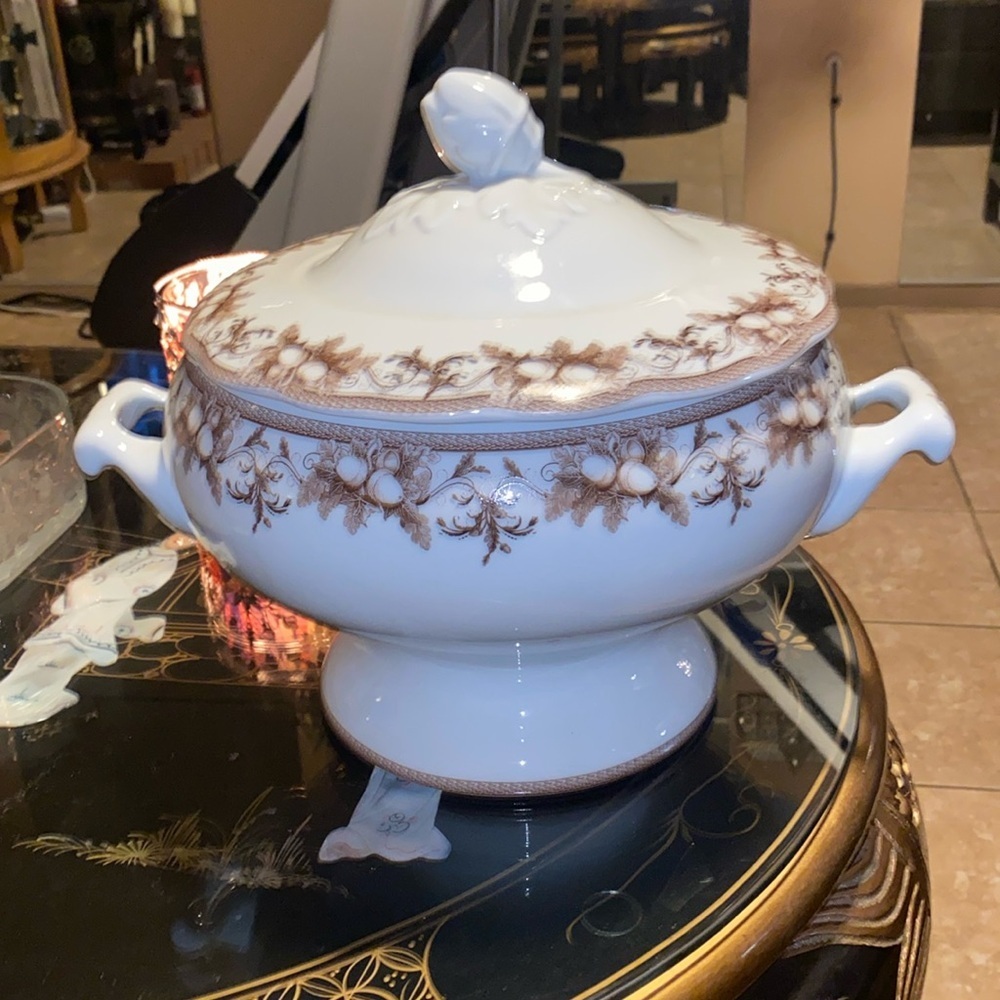 Antique WILLIAM SONOMA Tureen and Lid excellent condition WTH: 8 3/4 HT: 10 3/8